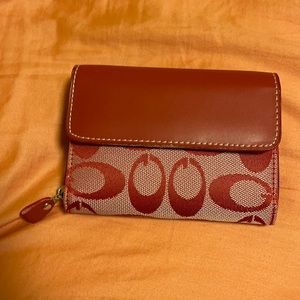 Red wallet, never used !!!